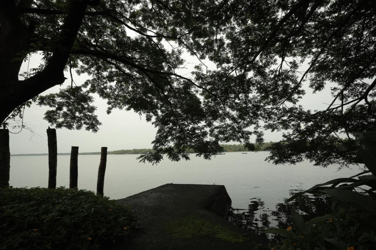 Vismaya Lake Heritage Turavur Bagian luar foto